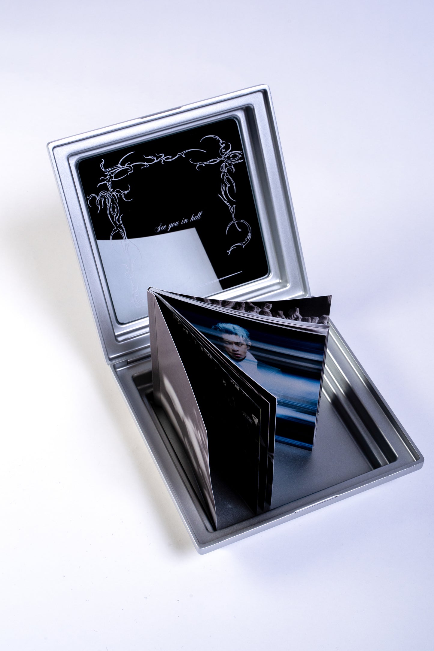 [Pre-Order] THE VILLAIN LIVE IN HONG KONG Blu-ray + CD (4 Disks Box-set)